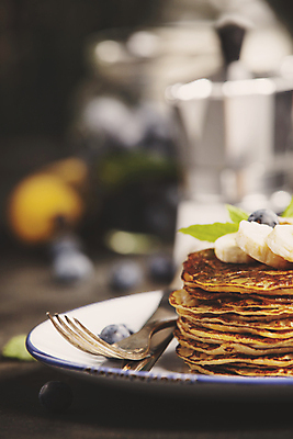 포토 JPG 해외이미지 접시 포크 바나나 실내 사람없음 아웃포커스 달콤 슬라이스 크레이프 해외202004 해외포토 식기 과일 디저트 촬영기법 내부 맛 파일형식