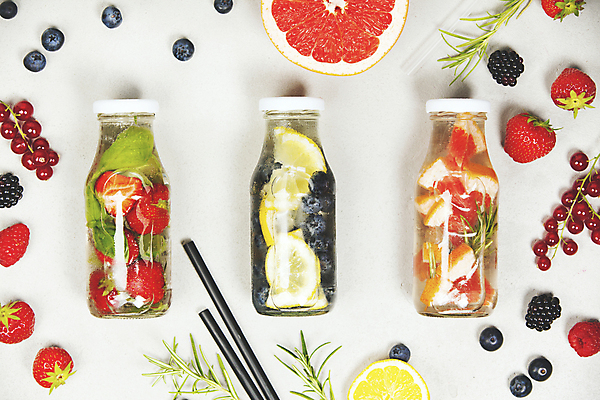 포토 JPG 해외이미지 조각 과일 딸기 건강 빨대 사람없음 하이앵글 레몬 허브 자몽 담기 채식 베리 다이어트음식 음료수병 저칼로리식단 디톡스 비건 해외202004 해외포토 식물 뷰포인트 다이어트 모션 식단 저칼로리 채식주의자 병_담는 파일형식