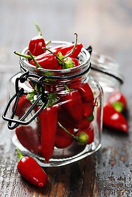 포토 JPG 해외이미지 식재료 유리병 사람없음 담기 매움 나무바닥 홍고추 해외202004 해외포토 모션 고추 병_용기 바닥 맛 파일형식