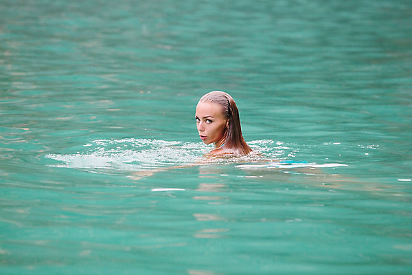 포토 JPG 해외이미지 여자 바다 태국 자연 휴가 휴식 한명 물 여름 파란색 비키니 수영 터키석 해외202004 해외202105 해외포토 자연요소 1 계절 수영복 아시아 컬러 컨셉 사람 수상스포츠 보석 생태계 파일형식