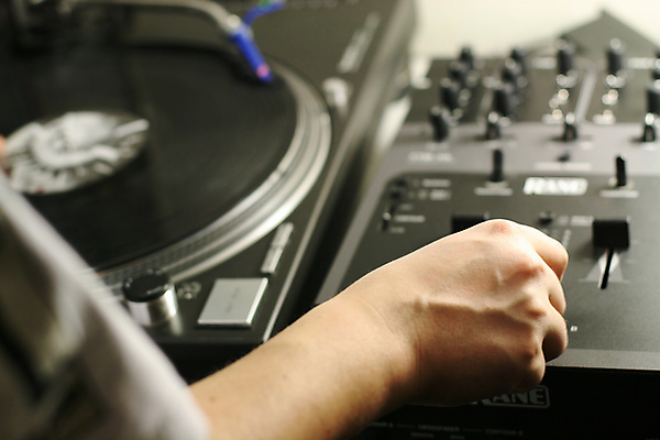 포토 JPG 해외이미지 손 음악 손가락 놀이 사람없음 전자제품 파티 소리 음악가 기술자 혼합 DJ 클럽 전자 축음기 비닐 돌리기 뮤지컬 섞기 테크노 유흥 해외202004 해외202105 해외포토 직업 음향기기 모션 재질 문화예술 이벤트 신체부위 골동품 파일형식