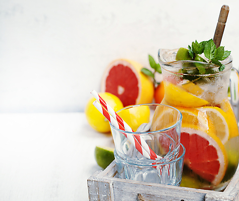포토 JPG 해외이미지 음료 잔 빨대 사람없음 물 민트 자몽 흰배경 라임 나무숟가락 유리주전자 디톡스 해외202004 해외포토 자연요소 식기 백그라운드 과일 유리 주전자 건강 숟가락 흰색 허브 파일형식