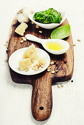 포토 JPG 해외이미지 치즈 실내 마늘 사람없음 이탈리아음식 올리브오일 흰배경 잣 바질 나무도마 페스토 해외202004 해외포토 백그라운드 채소 유제품 도마 서양음식 내부 목재 견과류 흰색 소스_음식 기름_음식 파일형식