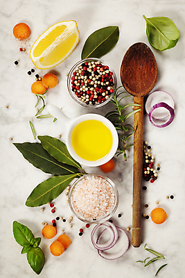 포토 JPG 해외이미지 그릇 사람없음 하이앵글 올리브오일 흰배경 소금 후추 바질 로즈메리 나무숟가락 미니당근 월계수 적양파 해외202004 해외포토 식기 뷰포인트 백그라운드 양파 숟가락 당근 흰색 기름_음식 허브 향신료 파일형식