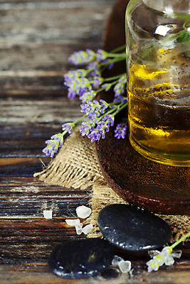 포토 JPG 해외이미지 실내 근접촬영 사람없음 나무바닥 아로마 아로마테라피 라벤더 스톤 아로마오일 해외202004 해외포토 꽃 뷰포인트 바닥 내부 오일_화장품 허브 테라피 파일형식