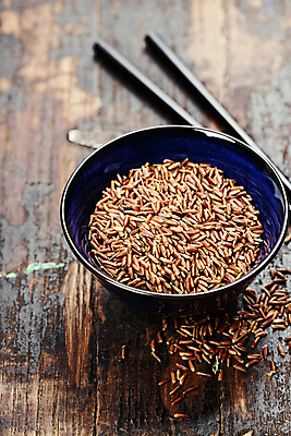 포토 JPG 해외이미지 그릇 젓가락 밥 실내 사람없음 벼 쌀 담기 나무바닥 해외202004 해외포토 식기 음식 모션 곡류 바닥 수저 내부 파일형식