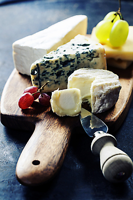 포토 JPG 해외이미지 포도 치즈 유제품 실내 사람없음 칼 청포도 나무도마 블루치즈 남색배경 해외202004 고르곤졸라치즈 해외포토 백그라운드 과일 도마 내부 목재 남색 파일형식