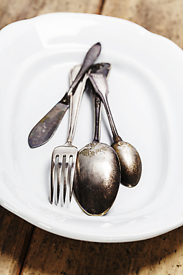 포토 JPG 해외이미지 접시 포크 실내 사람없음 빈티지 나이프 상차림 준비 나무바닥 잼나이프 해외202004 플레이팅 해외포토 식기 컨셉 바닥 내부 칼 파일형식