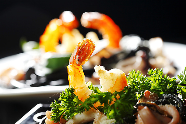 포토 JPG 해외이미지 접시 잎 채소 방울토마토 탁자 검은배경 조개 새우 파슬리 사람없음 신선 해산물 오징어 홍합 후추 바질 오징어먹물스파게티 해외202004 오징어먹물 해외202105 해외포토 식물 식기 가구 백그라운드 토마토 어패류 연체동물 스파게티 갑각류 검은색 수중동물 향신료 파일형식