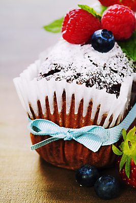 포토 JPG 해외이미지 리본 딸기 실내 사람없음 달콤 컵케이크 블루베리 나무바닥 산딸기 슈가파우더 초코맛 해외202004 해외포토 과일 바닥 내부 케이크 초콜릿 맛 파일형식