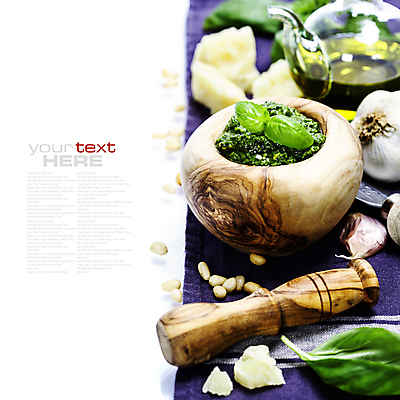 포토 JPG 해외이미지 치즈 실내 마늘 타이포그라피 사람없음 이탈리아음식 올리브오일 흰배경 절구 잣 바질 페스토 해외202004 해외포토 문자 백그라운드 채소 유제품 서양음식 내부 견과류 흰색 도구 소스_음식 기름_음식 파일형식