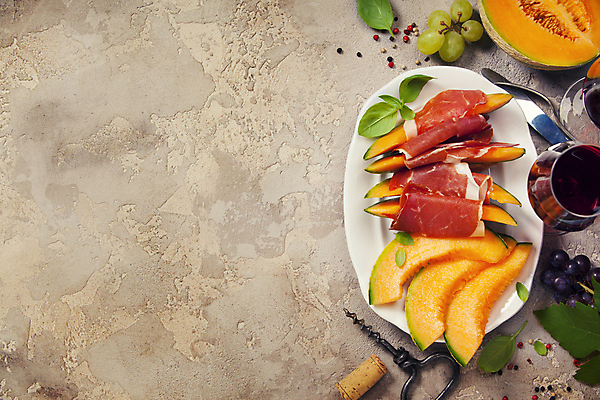 포토 JPG 해외이미지 접시 포도 실내 사람없음 와인 나이프 멜론 청포도 햄 코르크 바질 와인오프너 슬라이스햄 통후추 베이지색배경 카피스페이스 해외202004 해외포토 식기 백그라운드 과일 주류 육류 내부 공백 칼 후추 병따개 베이지색 파일형식