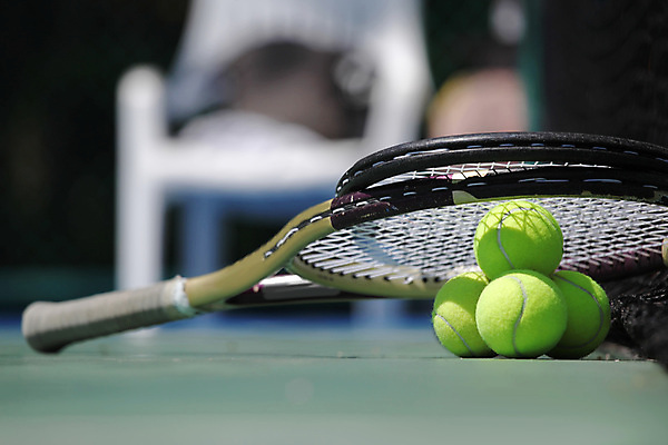 포토 JPG 해외이미지 스포츠 공 사람없음 가로 초록색 경쟁 장비 테니스 게임 라켓 테니스라켓 그물 테니스공 법정 해외202004 해외202105 해외포토 스포츠용품 컬러 컨셉 놀이 구기 테니스용품 파일형식