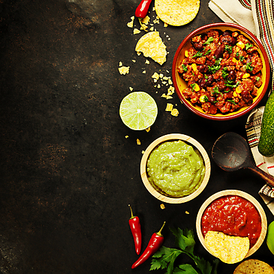 포토 JPG 해외이미지 식재료 검은배경 단면 실내 사람없음 준비 홍고추 라임 멕시코음식 나초 타코 과카몰리 나무그릇 나무주걱 살사소스 카피스페이스 해외202004 해외포토 그릇 음식 백그라운드 과일 고추 서양음식 내부 목재 검은색 공백 소스_음식 주걱 파일형식