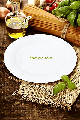 포토 해외이미지 접시 실내 타이포그라피 사람없음 올리브오일 다발 삼베 바질 노끈 파스타면 갈색배경 통밀 해외202004 해외포토 문자 식기 줄 백그라운드 파스타 내부 갈색 면류 기름_음식 밀 파일형식 천_직물