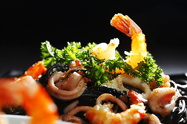 포토 JPG 해외이미지 접시 잎 채소 방울토마토 탁자 검은배경 조개 새우 파슬리 사람없음 신선 해산물 오징어 홍합 후추 바질 오징어먹물스파게티 해외202004 오징어먹물 해외202105 해외포토 식물 식기 가구 백그라운드 토마토 어패류 연체동물 스파게티 갑각류 검은색 수중동물 향신료 파일형식