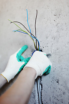 포토 JPG 해외이미지 직업 남자 산업 벽 통신 노동자 새로움 주택 미소 사람 사람없음 힘 기쁨 장비 에너지 도구 업무 틈 유머 기술자 수리 서비스 전자 철사 고정 개선 설치 업그레이드 재주꾼 배선 해외202004 해외202105 해외포토 감정 컨셉 표정 건물 한자 작업 파일형식