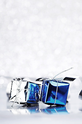 포토 JPG 해외이미지 기념일 리본 백그라운드 크리스마스 휴가 새해 선물 이벤트 사람없음 장식 파란색 빛 상자 축제 놀람 흰색 축하 인사 신용카드 생일 은색 활 패키지 해외202004 해외202105 해외포토 감정 컬러 컨셉 표정 금융 예절 파일형식