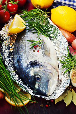 포토 JPG 해외이미지 방울토마토 실내 어류 사람없음 레몬 은박지 해산물 후추 로즈메리 나무탁자 월계수 황새치 해외202004 해외포토 토마토 과일 탁자 내부 수중동물 허브 향신료 파일형식 새치