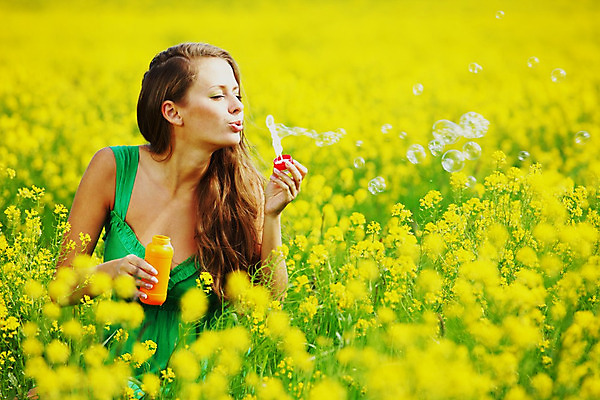 포토 JPG 해외이미지 나무 모델 손 여자 행복 감정 얼굴 어린이 백그라운드 밭 자연 놀이 한명 사람 야외 옆모습 초록색 여름 햇빛 태양 갈색 유행 검은색 봄 거품 기쁨 꿈 자유 신선 개화 불기 입술 비누 양조 타격 해외202004 해외202105 해외포토 자연요소 식물 1 계절 꽃 뷰포인트 컬러 컨셉 농업 모션 신체부위 위생용품 생태계 파일형식