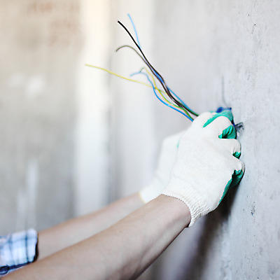 포토 JPG 해외이미지 직업 남자 산업 벽 통신 노동자 새로움 주택 미소 사람 사람없음 힘 기쁨 장비 에너지 도구 업무 틈 유머 기술자 수리 서비스 전자 철사 고정 개선 설치 업그레이드 재주꾼 배선 해외202004 해외202105 해외포토 감정 컨셉 표정 건물 한자 작업 파일형식