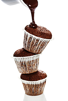 포토 JPG 해외이미지 실내 사람없음 쌓기 초콜릿 붓기 달콤 컵케이크 흰배경 시럽컵 초코맛 초코시럽 해외202004 해외포토 백그라운드 모션 디저트 내부 케이크 흰색 맛 시럽 파일형식