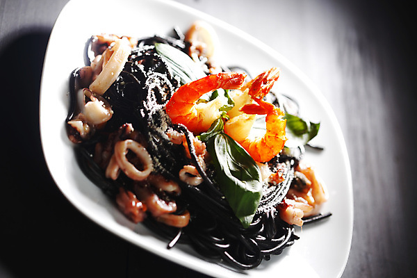 포토 JPG 해외이미지 접시 탁자 검은배경 새우 사람없음 신선 해산물 오징어 홍합 후추 바질 오징어먹물스파게티 해외202004 오징어먹물 해외202105 해외포토 식기 가구 백그라운드 어패류 연체동물 스파게티 갑각류 검은색 수중동물 향신료 파일형식