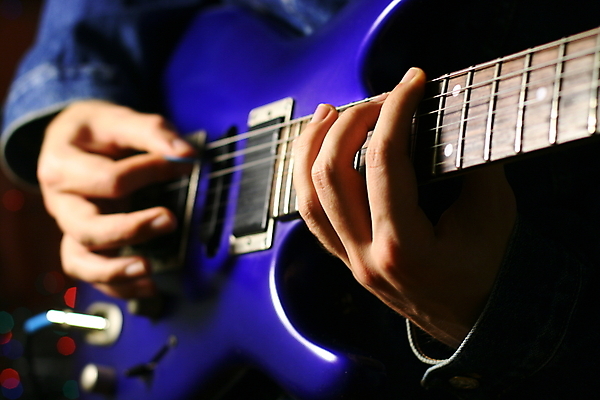 포토 JPG 해외이미지 남자 줄 노래 손가락 놀이 관리 사랑 미술 사람 사람없음 목재 파란색 화목 콘서트 연주자 음악가 도구 악단 클래식 극장 예술가 롤 목 팔 재즈 뮤지컬 블루스 세피아 인기 플라멩코 플레이어 스타일 해외202004 해외202105 해외포토 나무 직업 손 감정 예술 음악 컬러 컨셉 재료 문화예술 촬영기법 신체부위 공연 세계문화유산 파일형식