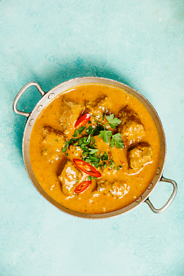 포토 JPG 해외이미지 고추 실내 육류 사람없음 하이앵글 냄비 파란배경 인도음식 카레 동남아음식 해외202004 해외포토 음식 뷰포인트 백그라운드 채소 식재료 내부 파란색 솥 동양음식 파일형식