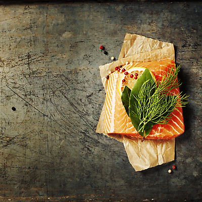 포토 JPG 해외이미지 종이 실내 사람없음 하이앵글 레몬 향신료 소금 연어 후추 바질 로즈메리 연어요리 연어회 카피스페이스 해외202004 해외포토 음식 뷰포인트 과일 어류 내부 공백 생선회 허브 향미료 파일형식