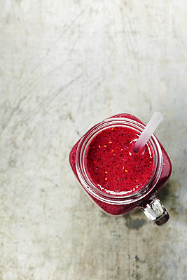 포토 JPG 해외이미지 음료 잔 실내 사람없음 흰배경 베리스무디 스무디 해외202004 해외포토 식기 백그라운드 내부 흰색 파일형식