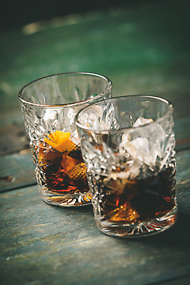 포토 JPG 해외이미지 실내 사람없음 아웃포커스 얼음 칵테일 나무바닥 두잔 양주잔 버번 위스키 해외202004 해외포토 자연요소 2 술잔 바닥 주류 촬영기법 내부 양주 파일형식