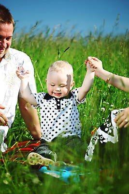 포토 JPG 해외이미지 백인 공원 여자 남자 딸 행복 아들 어린이 가족 자연 하늘 엄마 함께함 사랑 미소 사람 소년 성인 야외 세명 초록색 여름 30대 파란색 소풍 바구니 침묵 시골 아빠 가득함 길이 옛날 해외202004 해외202105 해외포토 서양인 계절 공공시설 감정 컬러 컨셉 관계 표정 장년 야외활동 소리 생태계 파일형식