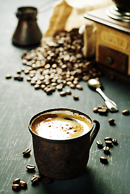 포토 JPG 해외이미지 커피 실내 사람없음 원두 커피잔 티스푼 커피포트 터키문화 초록배경 해외202004 튀르키예 해외포토 동양문화 아시아 음료 외국문화 백그라운드 주전자 잔 내부 초록색 숟가락 파일형식