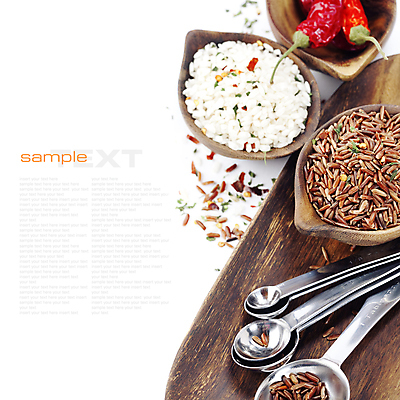 포토 JPG 해외이미지 밥 실내 종류 타이포그라피 사람없음 쌀 흰배경 담기 홍고추 계량스푼 나무그릇 카피스페이스 해외202004 해외포토 문자 그릇 음식 백그라운드 모션 고추 주방용품 곡류 내부 목재 공백 흰색 파일형식
