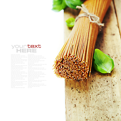 포토 해외이미지 리본 실내 타이포그라피 사람없음 다발 흰배경 바질 노끈 나무도마 파스타면 카피스페이스 통밀 해외202004 해외포토 문자 줄 백그라운드 도마 파스타 내부 목재 공백 흰색 면류 밀 파일형식