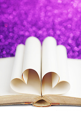 포토 JPG 해외이미지 종이 백그라운드 사랑 사람없음 책 보라색 낭만 하트 카피스페이스 해외202004 해외202105 해외포토 모양 감정 컬러 컨셉 공백 파일형식