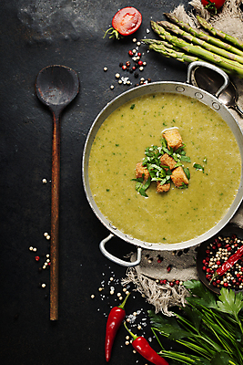 포토 JPG 해외이미지 방울토마토 검은배경 실내 사람없음 숟가락 수프 냄비 천 아스파라거스 홍고추 야채수프 크루통 통후추 해외202004 해외포토 빵 백그라운드 토마토 채소 고추 수저 내부 검은색 직물 솥 후추 파일형식