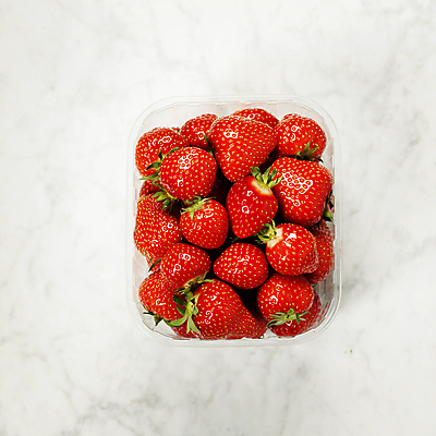 포토 JPG 해외이미지 딸기 실내 사람없음 하이앵글 흰배경 플라스틱통 해외202004 해외포토 뷰포인트 백그라운드 과일 통 내부 흰색 플라스틱 파일형식
