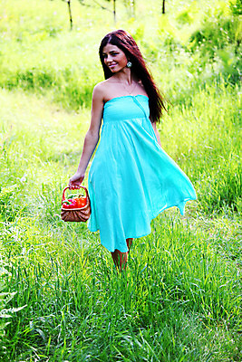 포토 JPG 해외이미지 라이프스타일 손 응시 드레스 공원 여자 행복 음식 밭 과일 자연 성공 바람 휴식 파프리카 건강 창조 사랑 한명 사람 초원 성인 빨간색 초록색 여름 태양 활발 기쁨 에너지 자유 흰색 전원 신선 잡기 선택 양동이 상쾌 해외202004 해외202105 해외포토 자연요소 1 시선 옷 계절 공공시설 감정 컬러 컨셉 농업 채소 모션 날씨 생활 신체부위 전기에너지 생태계 파일형식