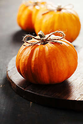 포토 JPG 해외이미지 리본 호박 실내 사람없음 농작물 가을 세개 나무도마 해외202004 해외포토 계절 농업 채소 도마 3 내부 목재 파일형식