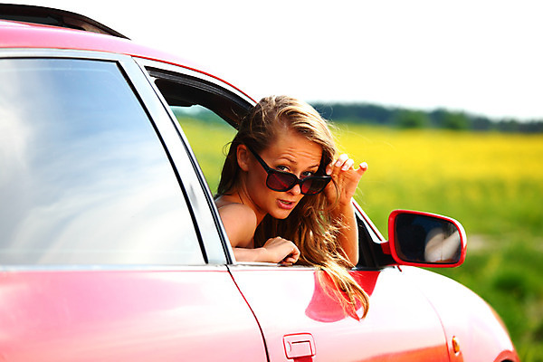 포토 JPG 해외이미지 백인 1 응시 여자 행복 도로 스포츠 파도 여행 교통시설 자동차 유리 열쇠 새로움 한명 사람 야외 금발 선글라스 머리 세일 신선 운전사 긍정 자동 혼자 해외202004 해외202105 해외포토 서양인 직업 헤어스타일 시선 감정 안경 길 육상교통 바다 교통 컨셉 재질 신체부위 시설 파일형식