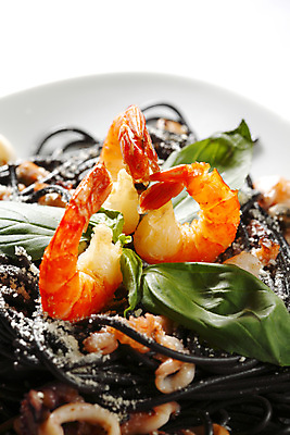 포토 JPG 해외이미지 접시 새우 사람없음 신선 해산물 오징어 흰배경 홍합 후추 바질 오징어먹물스파게티 해외202004 오징어먹물 해외202105 해외포토 식기 백그라운드 어패류 연체동물 스파게티 갑각류 수중동물 흰색 향신료 파일형식