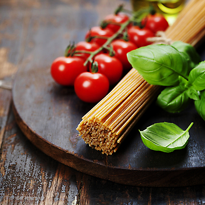 포토 해외이미지 방울토마토 실내 사람없음 아웃포커스 다발 나무바닥 바질 나무도마 파스타면 통밀 해외202004 해외포토 토마토 바닥 도마 파스타 촬영기법 내부 목재 면류 밀 파일형식