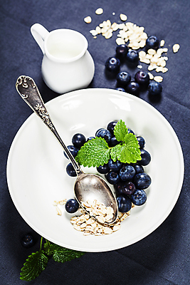 포토 JPG 해외이미지 접시 사람없음 숟가락 블루베리 유리주전자 뮤즐리 해외202004 해외포토 식기 과일 유리 주전자 수저 파일형식