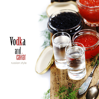 포토 JPG 해외이미지 술잔 식재료 유리병 실내 타이포그라피 사람없음 숟가락 뚜껑 고급 흰배경 나무도마 보드카 잼나이프 캐비아 해외202004 해외포토 문자 백그라운드 컨셉 병_용기 잔 도마 주류 수저 내부 목재 흰색 나이프 파일형식