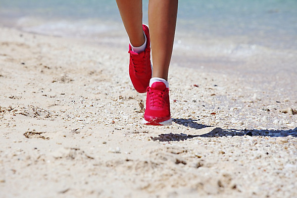 포토 JPG 해외이미지 모델 라이프스타일 여자 스포츠 바다 발 건강 한명 야외 물 달리기 조깅 연습 달리기선수 양발 해외202004 해외202105 해외포토 자연요소 1 모션 사람 생활 신체부위 운동 육상선수 파일형식