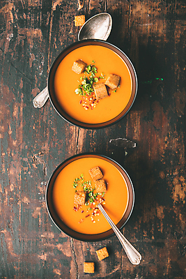 포토 JPG 해외이미지 그릇 토마토 사람없음 하이앵글 숟가락 수프 나무탁자 크루통 해외202004 해외포토 식기 빵 뷰포인트 채소 탁자 수저 파일형식