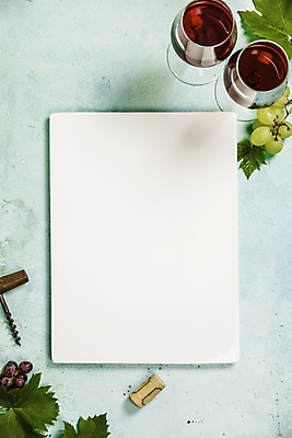 포토 JPG 해외이미지 백그라운드 와인잔 포도 프레임 사람없음 와인 파란배경 코르크 와인오프너 포도잎 카피스페이스 해외202004 해외포토 잎 술잔 과일 주류 파란색 공백 병따개 파일형식