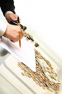 포토 JPG 해외이미지 직업 손 종이 백그라운드 돈 비즈니스 손가락 회의 그래프 사람없음 금융 경제 파란색 사무실 연필 펜 성장 가리킴 작업 비즈니스맨 발표 시장 계획 주식 대표 가격 강의 스케치 스마트 읽기 분석 보고서 면접 투자 쇼 패드 진행 수입 업그레이드 해외202004 해외202105 해외포토 남자 컬러 컨셉 모션 학용품 미술 손짓 신체부위 필기구 직장인 재산 파일형식